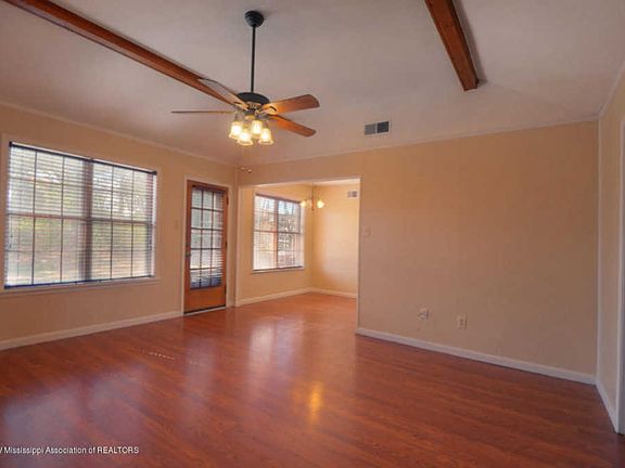 5th image of 923 Charter Oak Dr