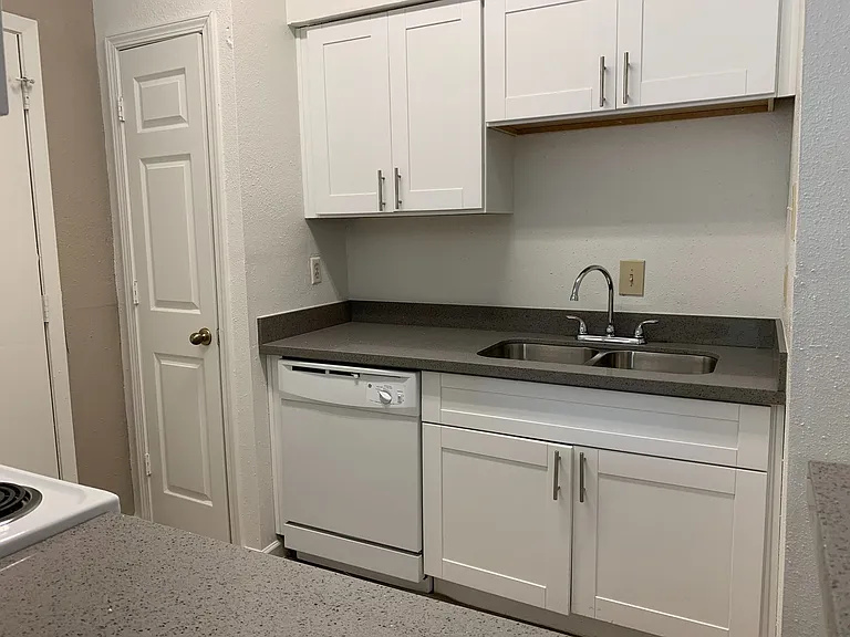 Emerald Cove Apartments — Photo 140