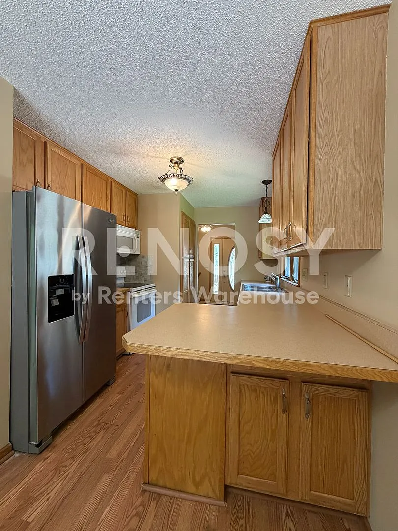 Available September 1st 3 Bedroom 2 Bath Single Family Home in Apple Valley — Photo 4