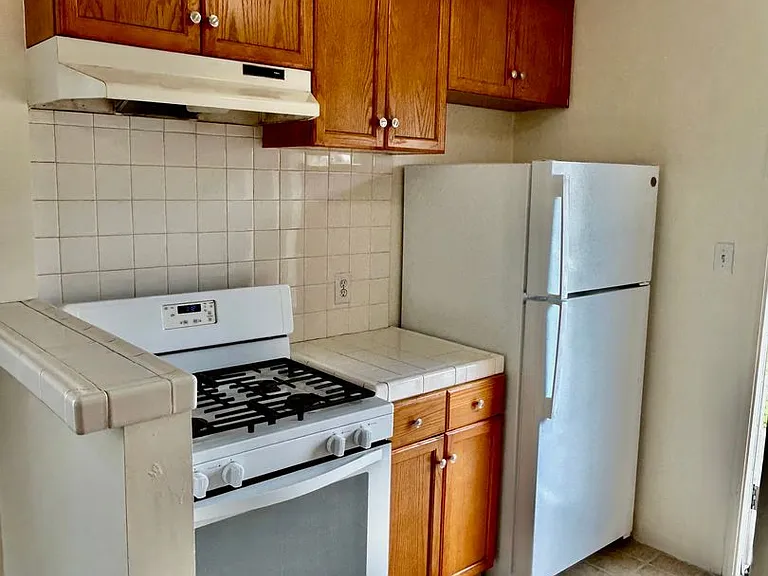 Bright & Airy 2 Bed / 1 Bath Apartment in Point Loma! — Photo 4