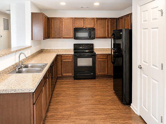 4th image of 92 Roseberry Cir