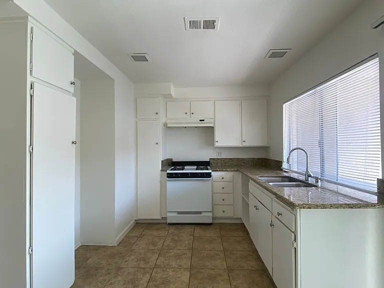 2561 E Terrace St — Photo 2