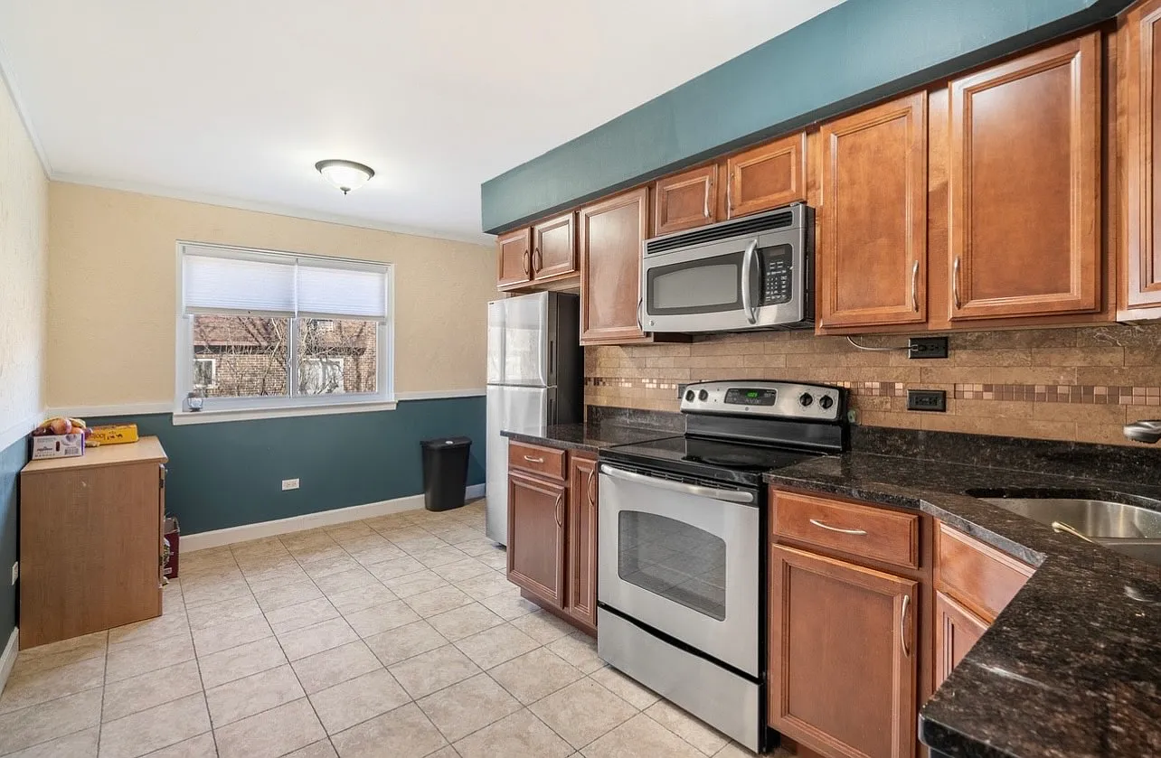 2 bed, 1000 sqft, $1,980 — Photo 3