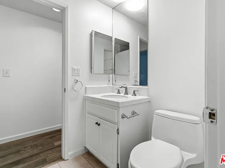 500 S Barrington Ave #2 — Photo 14