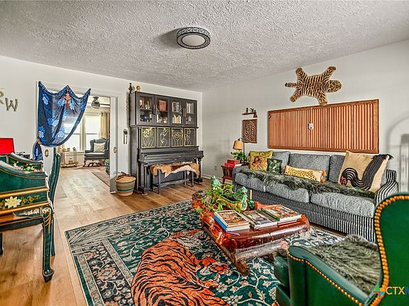 4th image of 305 W Dallas Ave