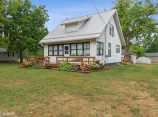 435 1st St N, Maynard, IA 50655