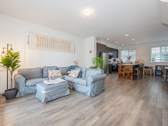 4th image of 15489 99a Ave #40