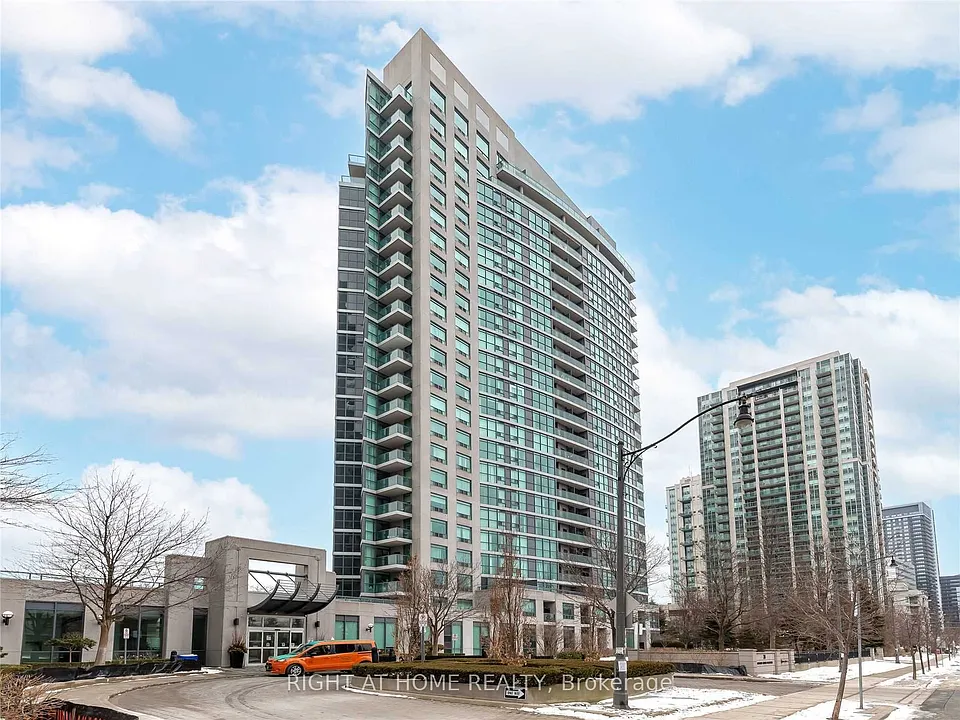 28 Harrison Garden Blvd #702