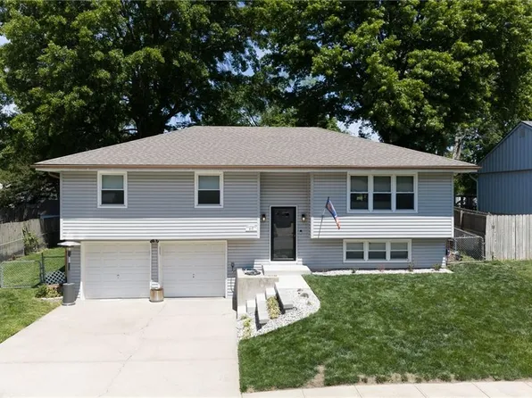 412 Fairlane St, Lansing, KS 66043