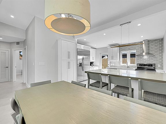 3rd image of 441 SE 14th Avenue