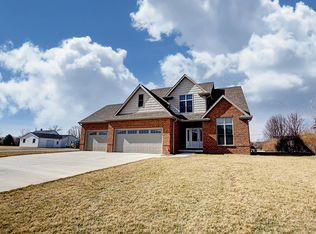 8196 Indian Lake Dr, Findlay, OH 45840