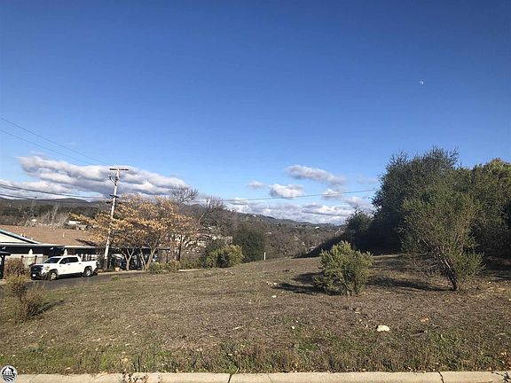 3rd image of 555 Toyon Dr