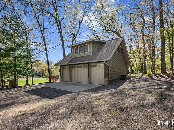 2nd image of 3343 Stoneridge Dr NE