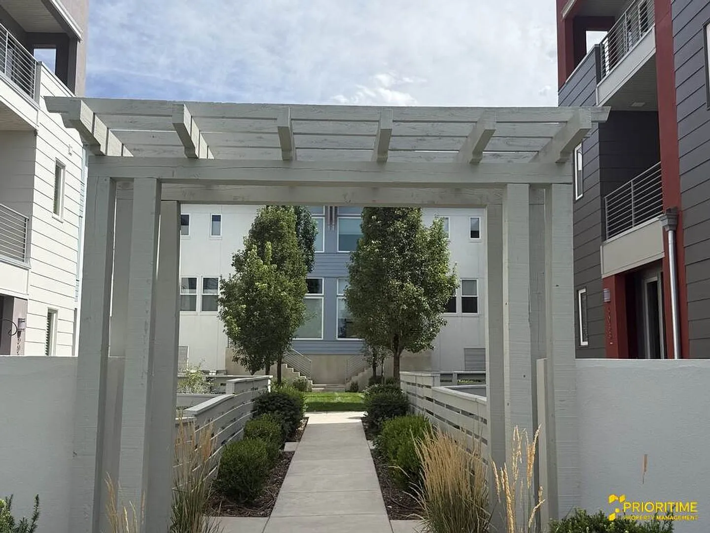 Incredible Daybreak Townhouse Near Everything Daybreak! — Photo 2