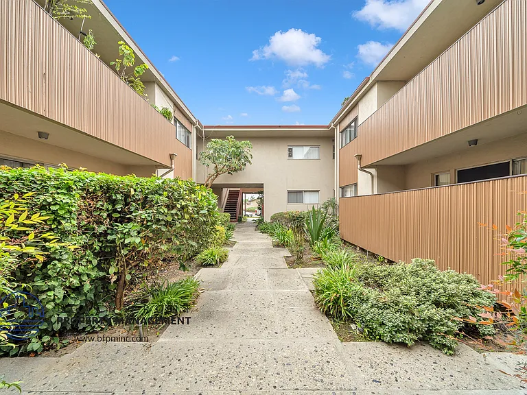10327 Downey Ave — Photo 32