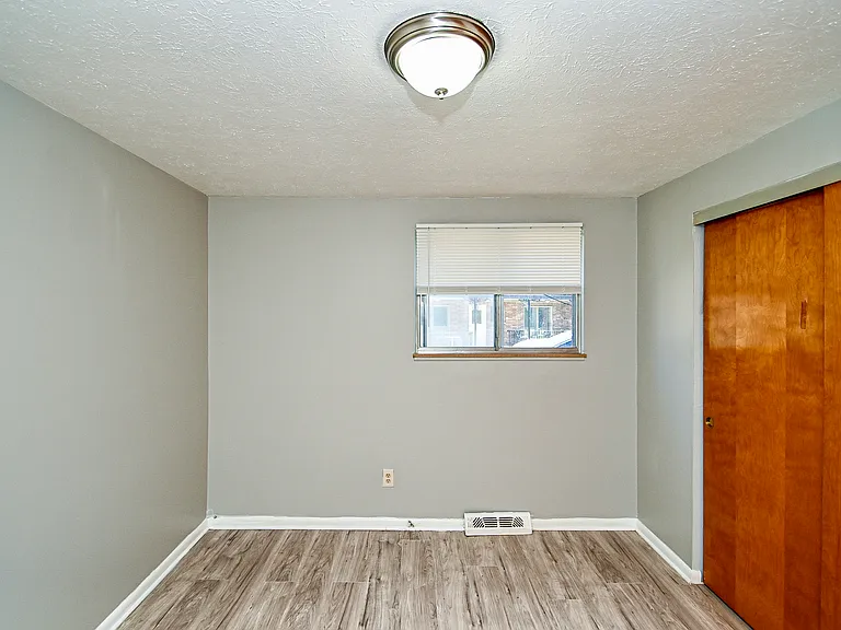 818 S Green Rd — Photo 7