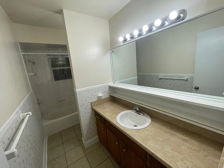 926 E Walnut St #12 — Photo 6