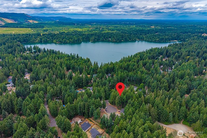 3rd image of 18236 Blue Hills Drive SE