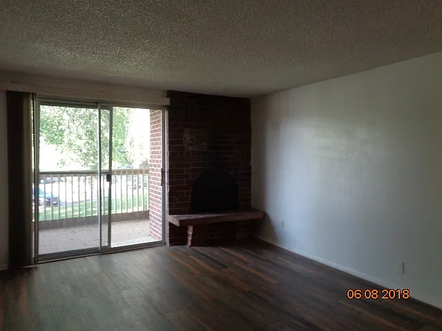 Wonderful 1 BR/1 BA 2nd floor condo in secured building! — Photo 2