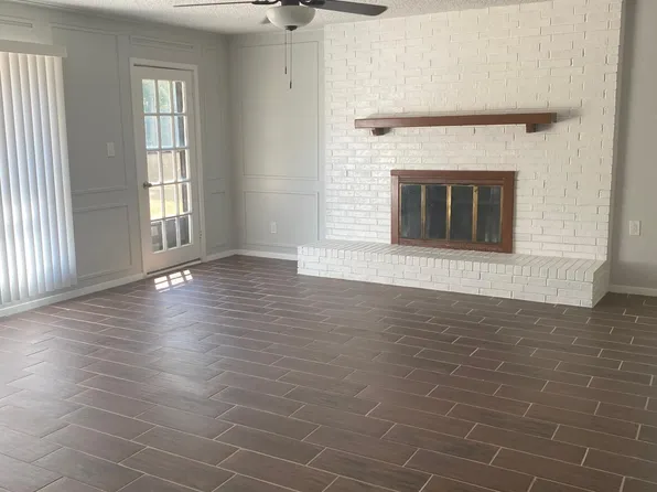 211 Bob White Ct, Burleson, TX 76028