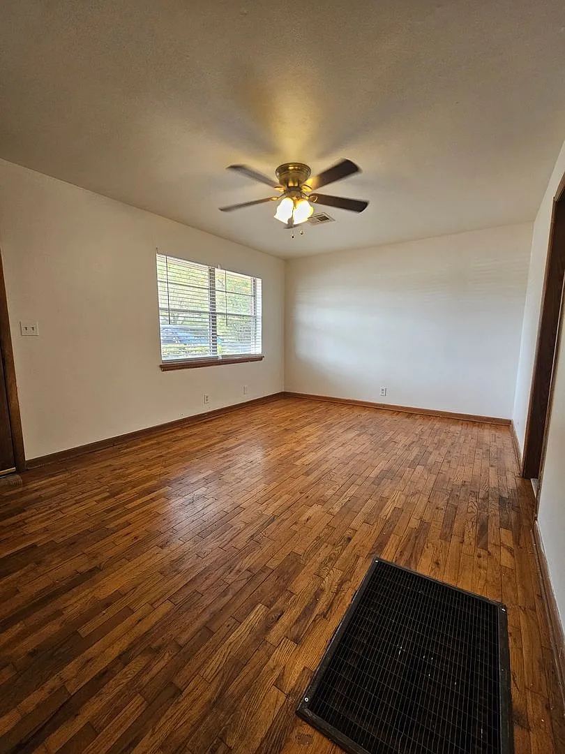 (2) Bed/(1) Bath Walking Distance to OU Campus Avail NOW! — Photo 4