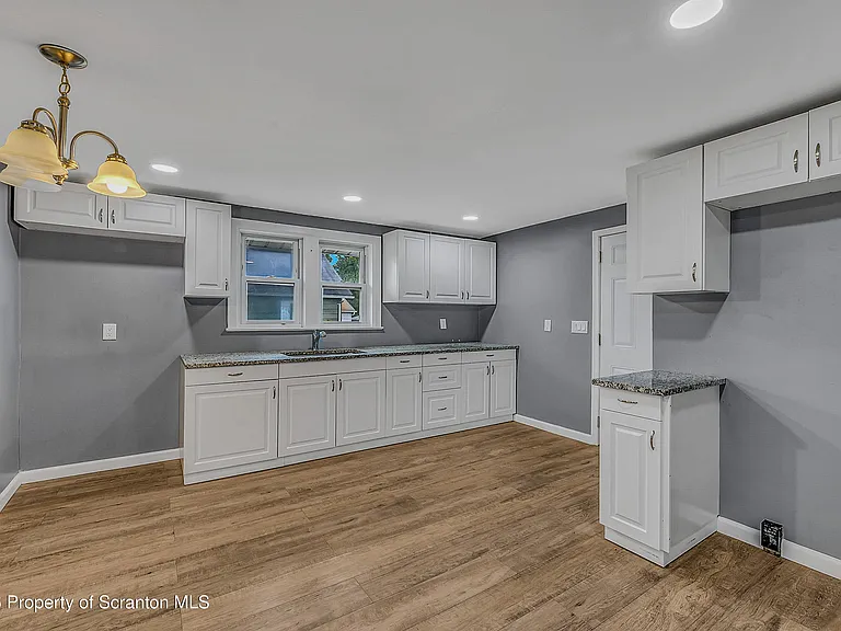 664 Laurel Dr #FRONT — Photo 14