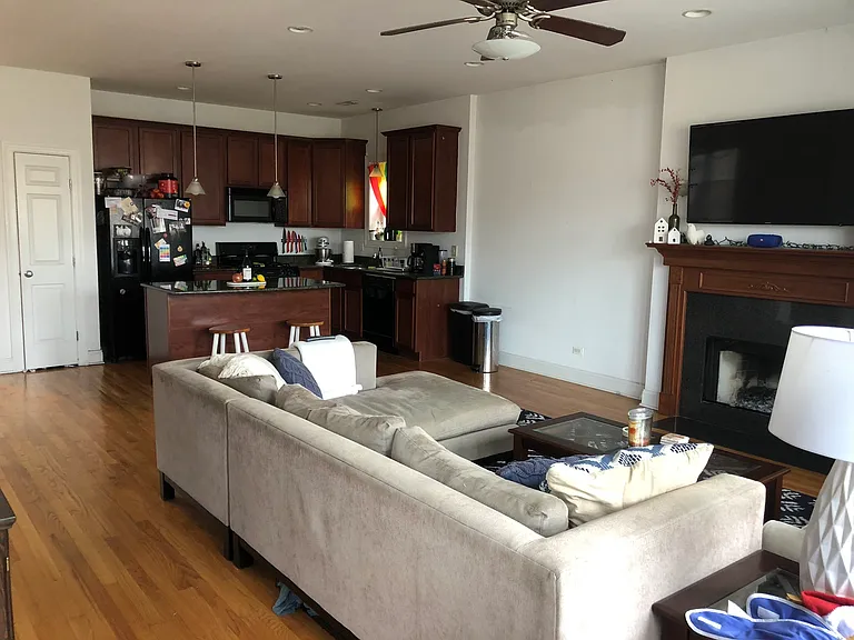 915 W Dakin St — Photo 2