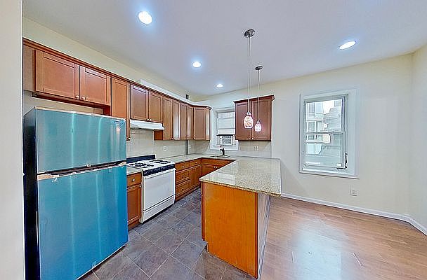 1st image of 7 W 20th St #4