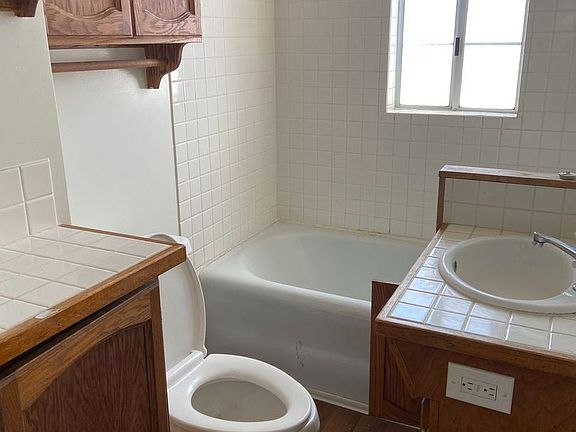 5th image of 2121 Grove St
