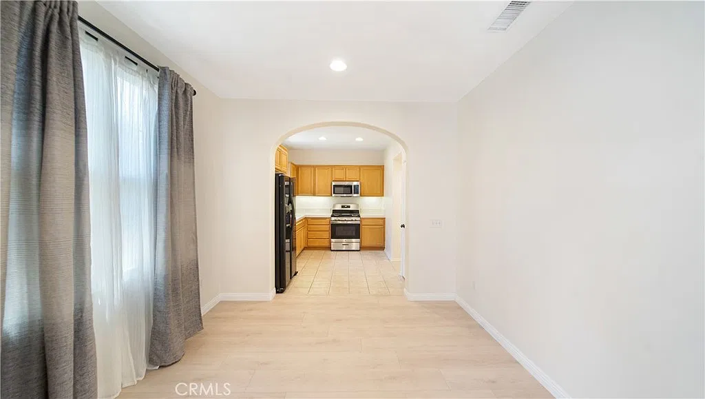 3 bed, 1341 sqft, $4,150 — Photo 4