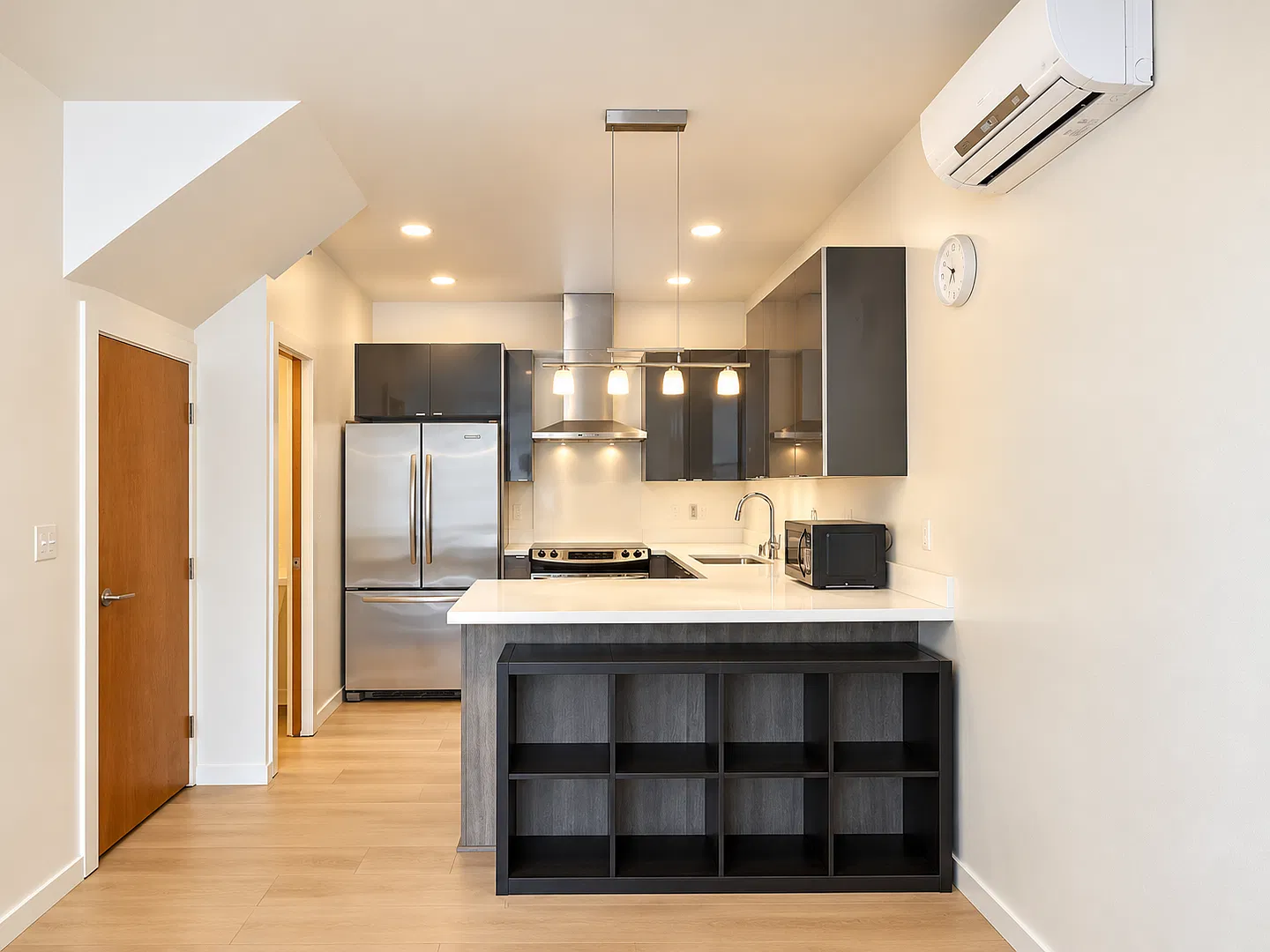 Modern 3-Bedroom Townhome with AC & Assigned Parking in Judkins Park / Central Area — Photo 3
