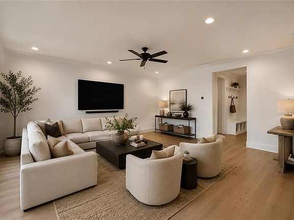 4th image of 635 Mayfair Ct
