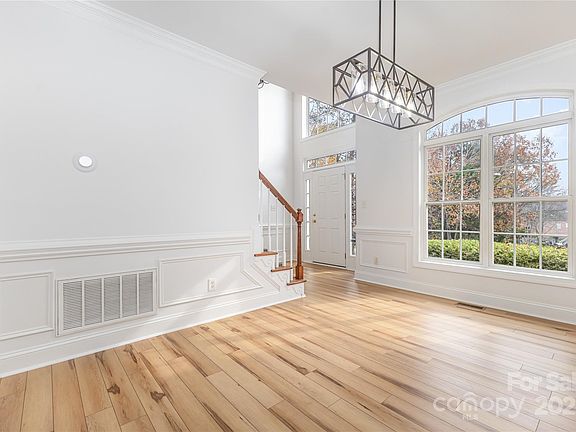 5th image of 884 Clonmel Dr
