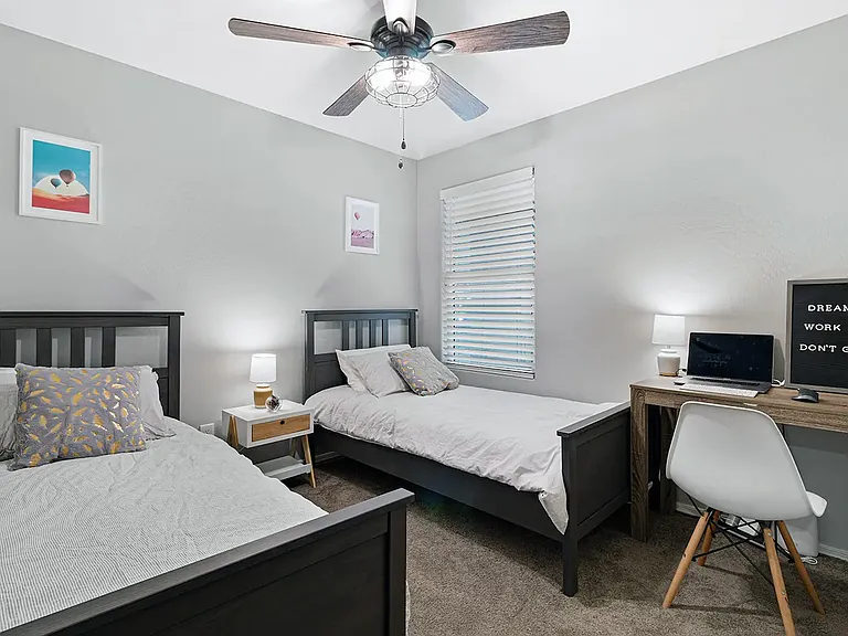 3915 E Liberty Ln — Photo 20