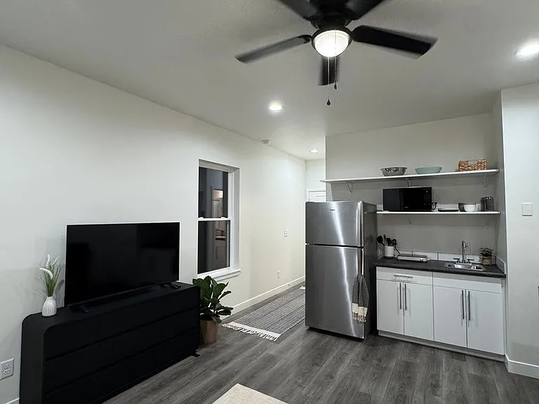 Bellaire Lofts — Photo 11