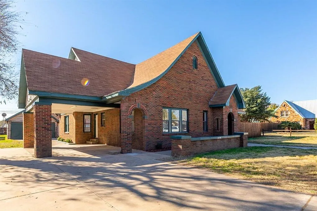 4 bed, 3.0 bath, 2273 sqft, $2,000 — Photo 1