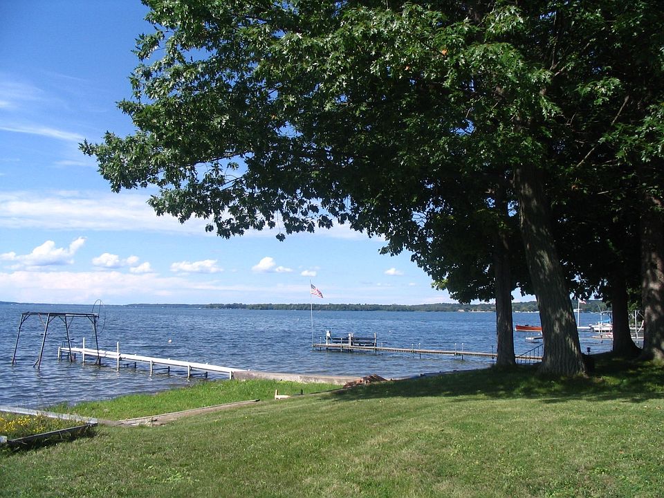 2nd image of 827 Farleys Point Rd