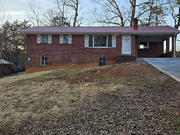 375 Fairfield Dr — Photo 1