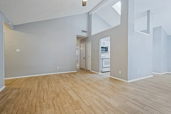 3 bed, 2.0 bath, 1212 sqft, $2,000 — Photo 4