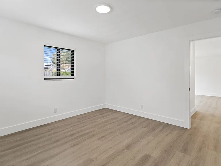 3743 NE 16th Ter — Photo 19