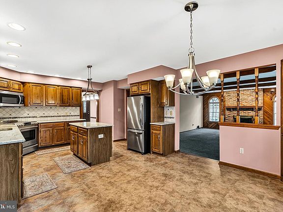 5th image of 581 McKendimen Rd