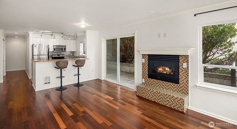5th image of 323 Queen Anne Avenue N #202