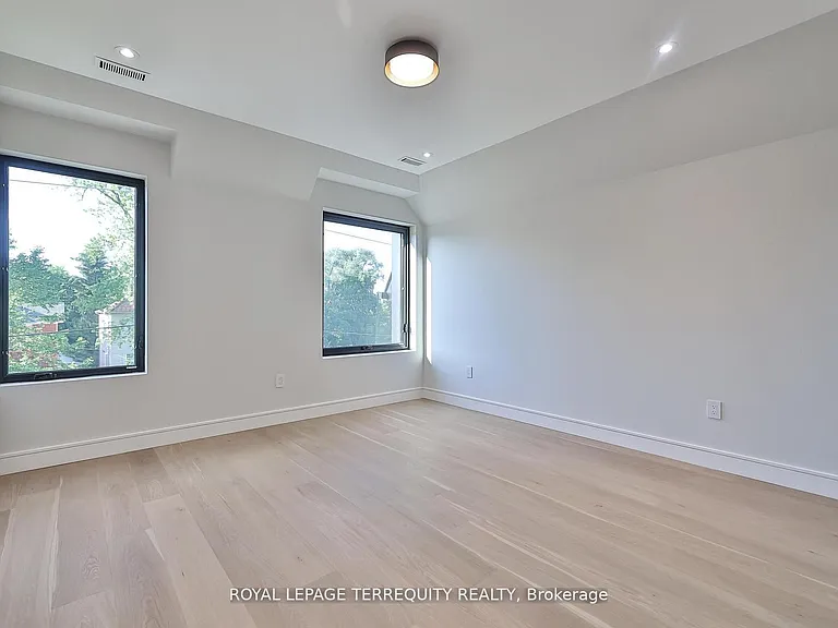 741 Woburn Ave — Photo 31