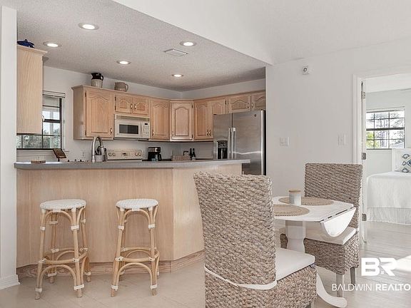 4th image of 326 W 3rd Ave