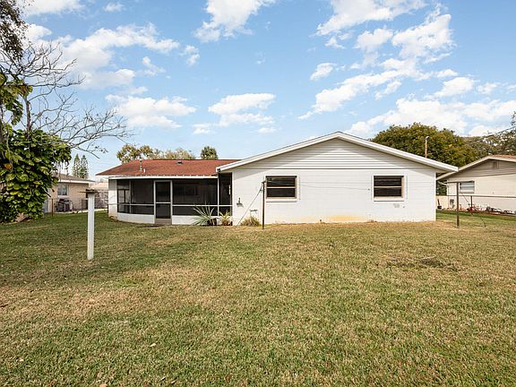 5th image of 2721 Riviera Dr