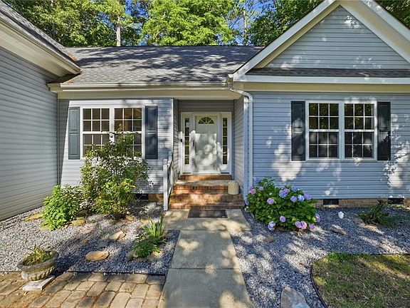3rd image of 440 Evergreen Way