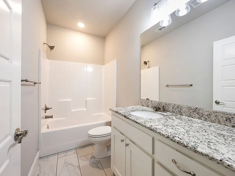 2250 N Inglewood St — Photo 13