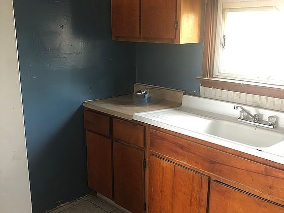 Kitchen floor-ceramic tile