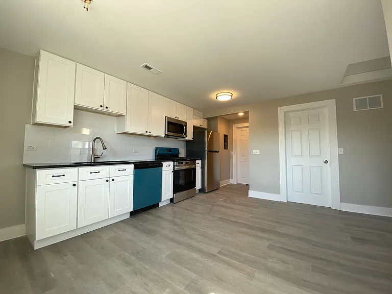 1542 Victoria Ave #5 — Photo 2