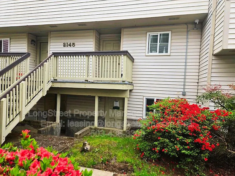 2 bed, 1.0 bath, 918 sqft, $1,495 — Photo 2
